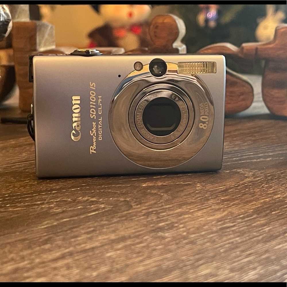 Canon Powershot SD1100IS Digital Camera with Body Glove Case
